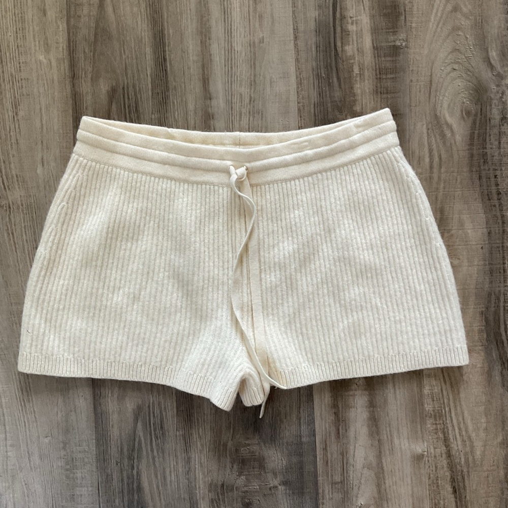 MINNIE KNIT WOOL-CASHMERE SHORTS IN CREAM Size Medium